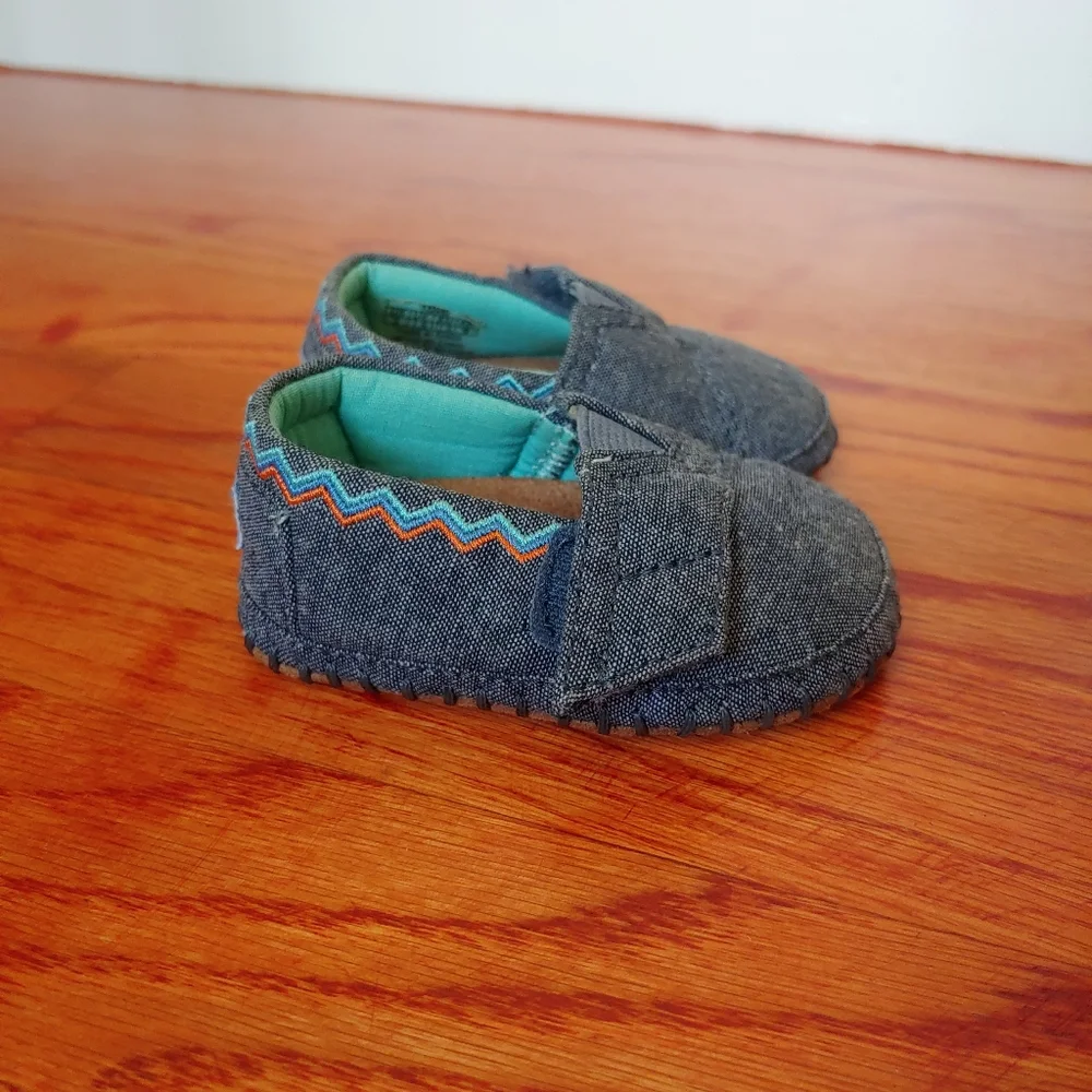 Toms Crib Shoes Baby Infant Size 2 Denim Fabric Soft Soles Hook And Loop Closure